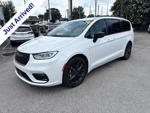 Used 2024 Chrysler Pacifica Touring-L w/ S Appearance Package FWD image 7