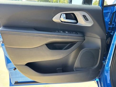 New 2027 Chrysler Pacifica Select AWD/4WD image 20