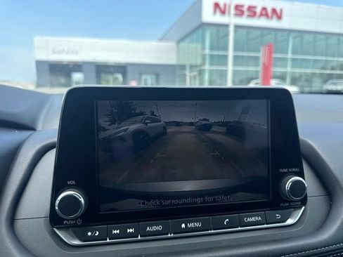 Used 2025 Nissan Rogue SV FWD image 32