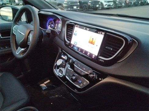 New 2026 Chrysler Voyager LX image 19