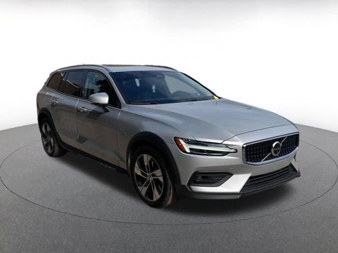 Used 2025 Volvo V60 B5 Cross Country Plus AWD/4WD image 2