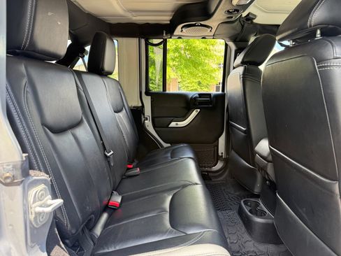 Used 2014 Jeep Wrangler Unlimited Rubicon w/ Dual Top Group AWD/4WD image 36