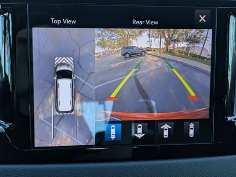Used 2020 Chrysler Pacifica Touring-L Plus w/ Tire & Wheel Group FWD image 14