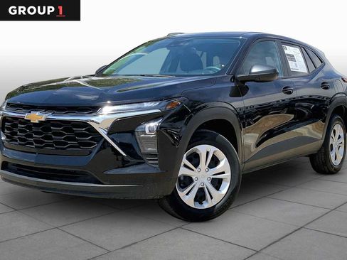 Used 2025 Chevrolet Trax LS FWD image 1