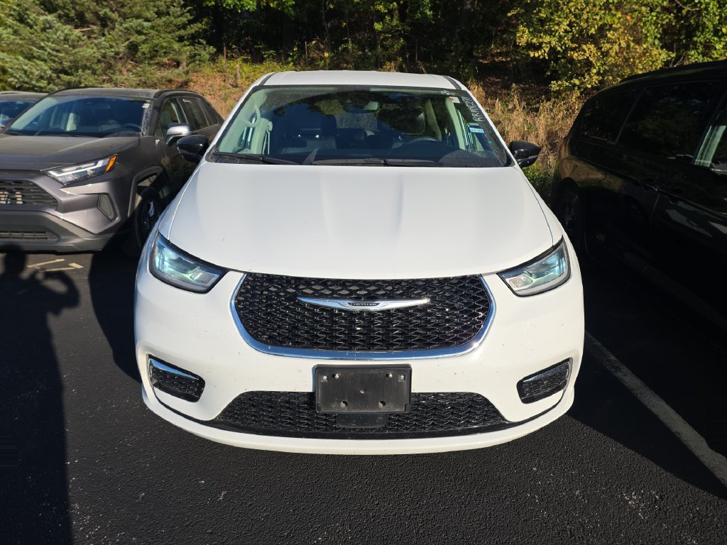 Used 2024 Chrysler Pacifica Touring-L FWD image 2