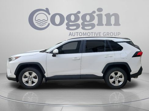 Used 2021 Toyota RAV4 XLE w/ Convenience Package FWD image 2
