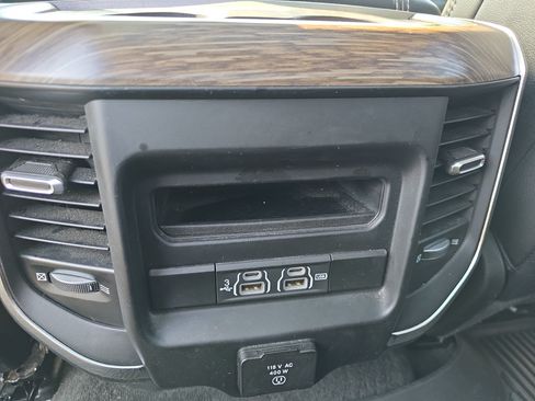Used 2019 RAM 1500 Laramie AWD/4WD image 16