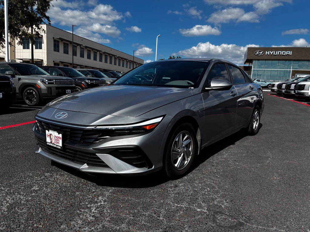 Used 2026 Hyundai Elantra SE FWD image 1