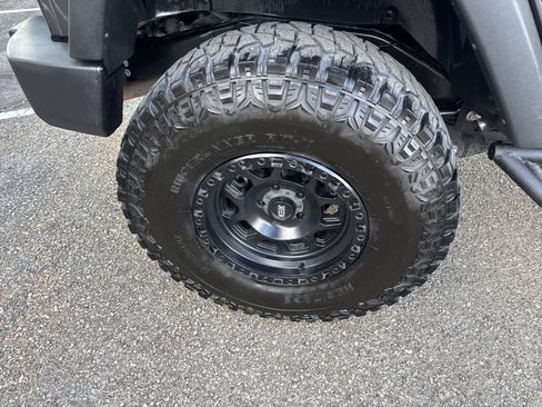 Used 2017 Jeep Wrangler Unlimited Sport w/ Connectivity Group AWD/4WD image 8
