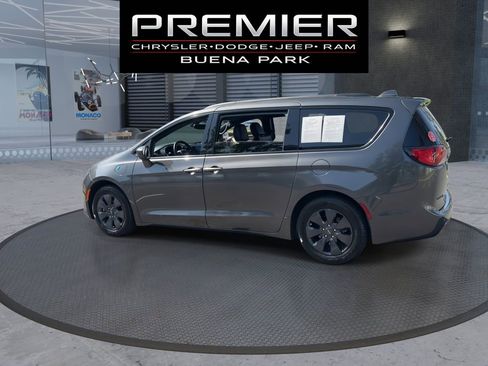 Used 2020 Chrysler Pacifica Touring-L w/ S Appearance Package FWD image 6