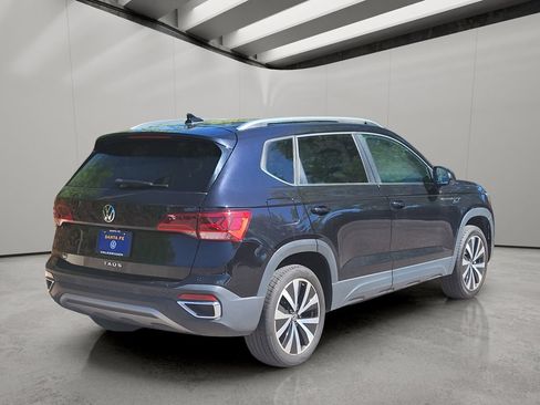 Used 2024 Volkswagen Taos SE FWD image 3