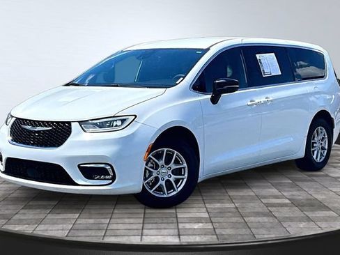 Used 2025 Chrysler Pacifica Select FWD image 3
