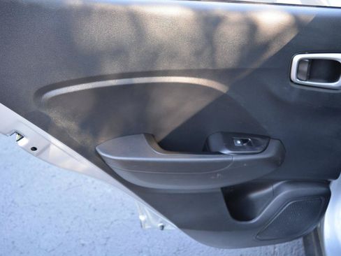 Used 2021 Hyundai Venue SE FWD image 11