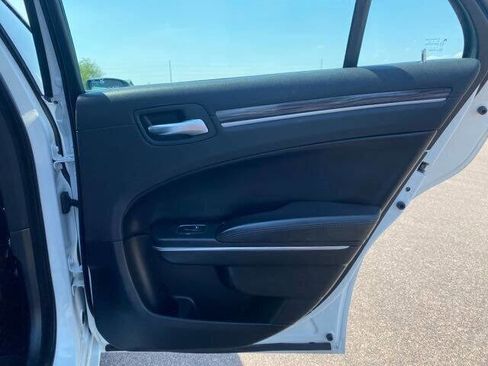 Used 2016 Chrysler 300 Limited image 19