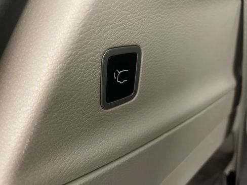 Used 2023 Chrysler Pacifica Touring-L FWD image 27
