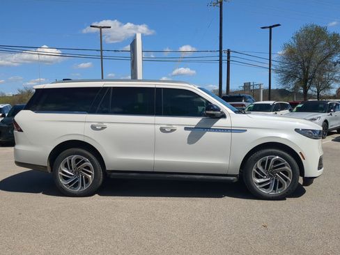New 2026 Lincoln Navigator Premiere image 2