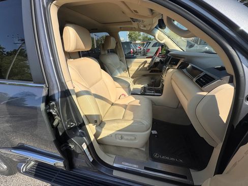Used 2013 Lexus LX 570 4WD w/ Luxury Pkg image 11