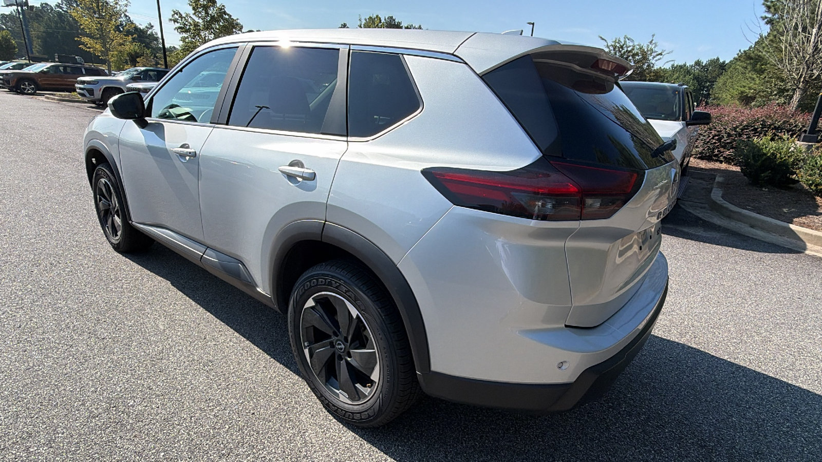 Used 2024 Nissan Rogue SV AWD/4WD image 10