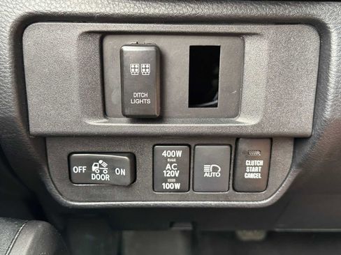 Used 2018 Toyota Tacoma SR image 27