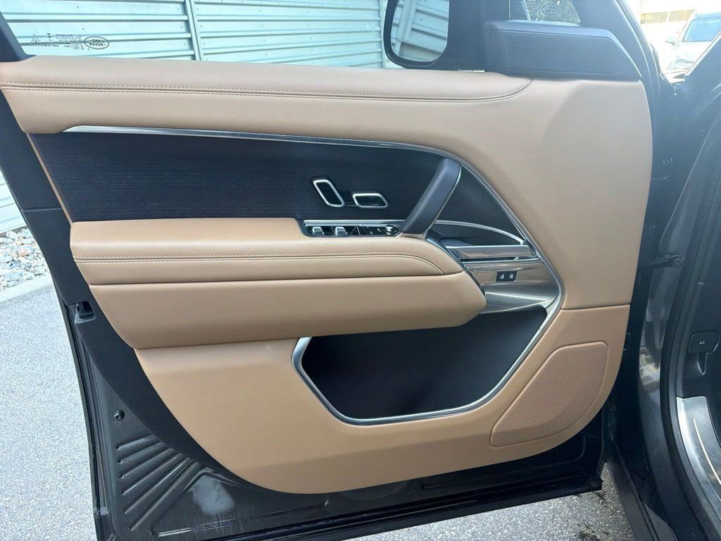 Used 2025 Land Rover Range Rover SE AWD/4WD image 12