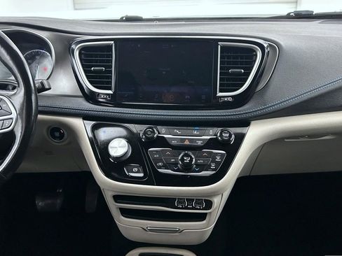 Used 2021 Chrysler Pacifica Touring-L image 12