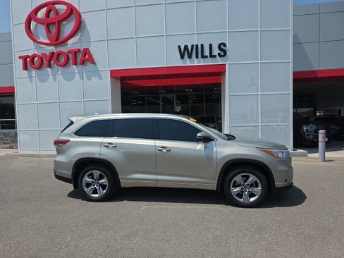 Used 2016 Toyota Highlander Limited Platinum AWD/4WD image 1