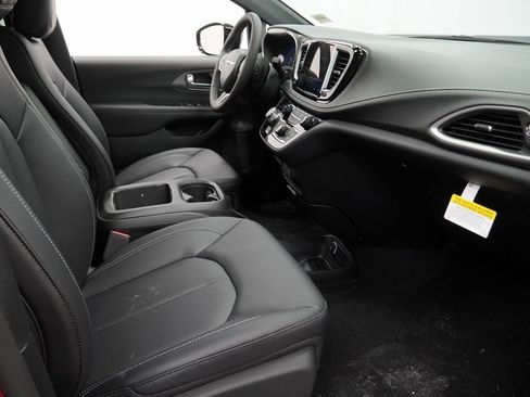 Certified 2025 Chrysler Pacifica Select image 43