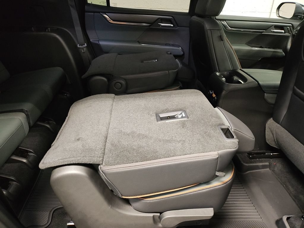New 2026 GMC Acadia AT4 w/ LPO, Floor Liner Package AWD/4WD image 13