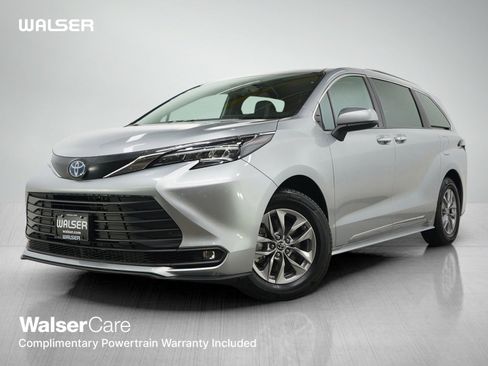 Used 2025 Toyota Sienna XLE FWD image 1