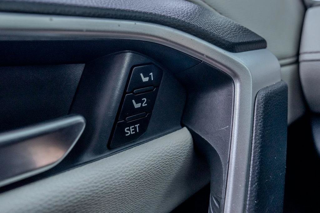 Used 2019 Toyota RAV4 Limited AWD/4WD image 39