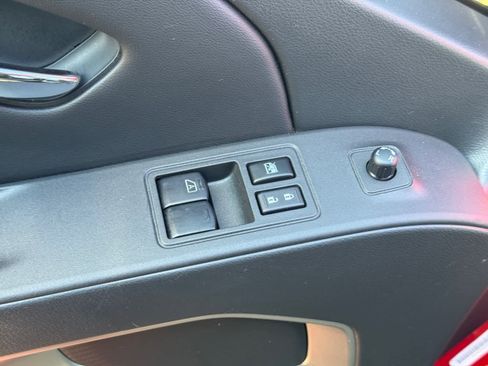 Certified 2025 Nissan Frontier SV image 17