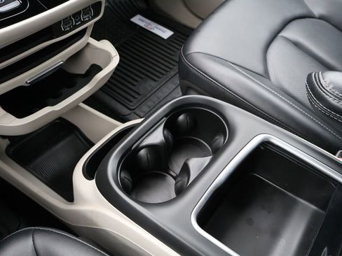 Used 2024 Chrysler Pacifica Touring-L FWD image 34