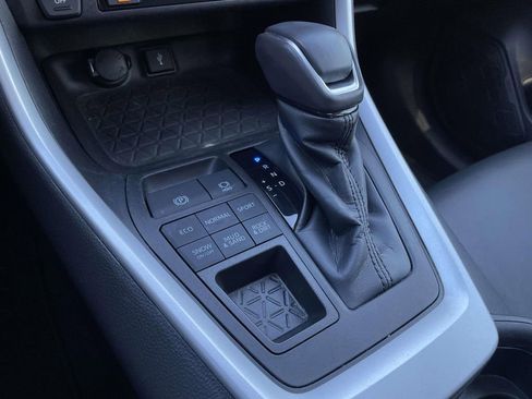 Used 2021 Toyota RAV4 XLE Premium image 21