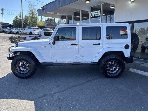 Used 2016 Jeep Wrangler Unlimited Sahara w/ Connectivity Group AWD/4WD image 2