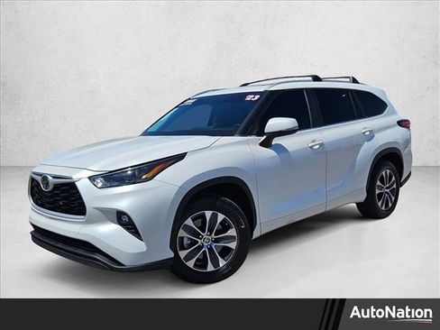 Used 2023 Toyota Highlander XLE FWD image 1