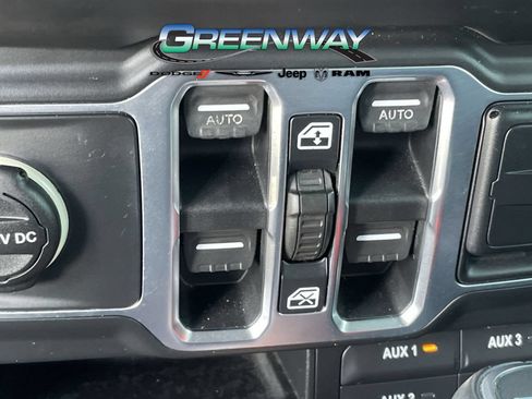 Used 2018 Jeep Wrangler Unlimited Sahara AWD/4WD image 18
