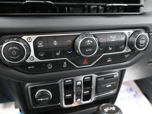 Used 2025 Jeep Wrangler Unlimited Sahara AWD/4WD image 36