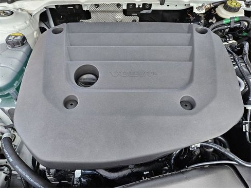 Certified 2025 Volvo XC40 B5 Ultra w/ Climate Package image 33