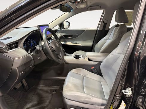 Used 2024 Toyota Venza XLE image 10