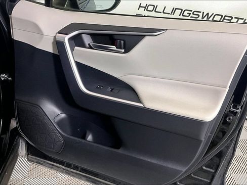 Used 2019 Toyota RAV4 XLE FWD image 19