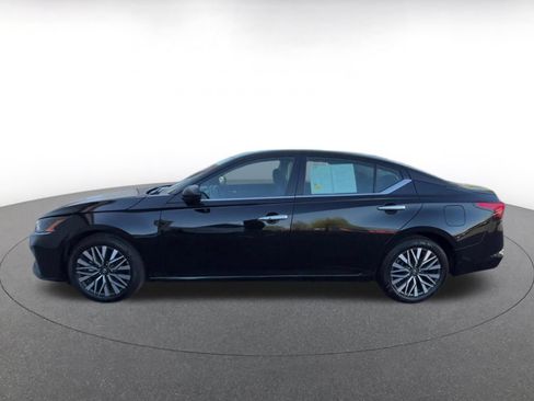 Used 2025 Nissan Altima 2.5 SV FWD image 9