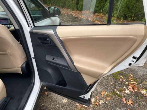 Used 2013 Toyota RAV4 LE image 21