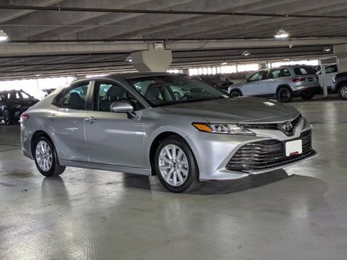 Used 2018 Toyota Camry LE FWD image 3