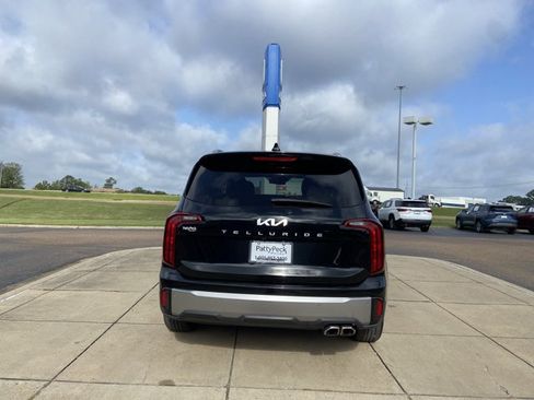 Used 2025 Kia Telluride S FWD image 11