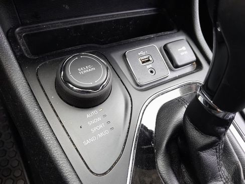 Used 2019 Jeep Cherokee Latitude Plus AWD/4WD image 27