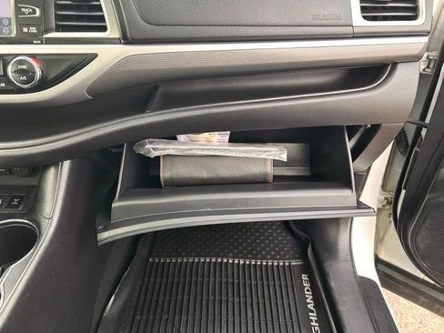 Used 2018 Toyota Highlander SE image 33