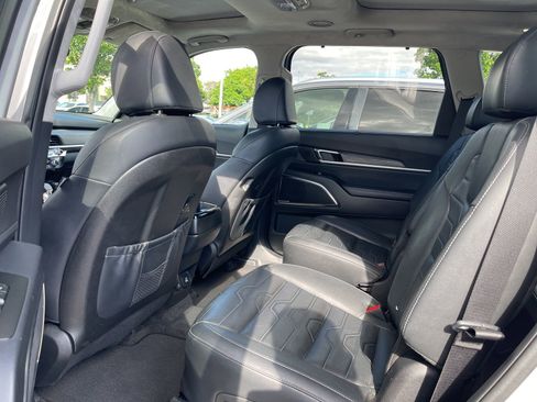 Used 2022 Kia Telluride SX w/ SX Prestige Package image 4