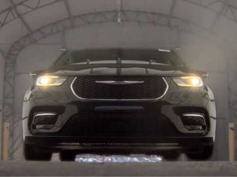 Used 2023 Chrysler Pacifica Touring-L FWD image 3