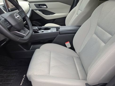 Used 2025 Nissan Rogue SV FWD image 11