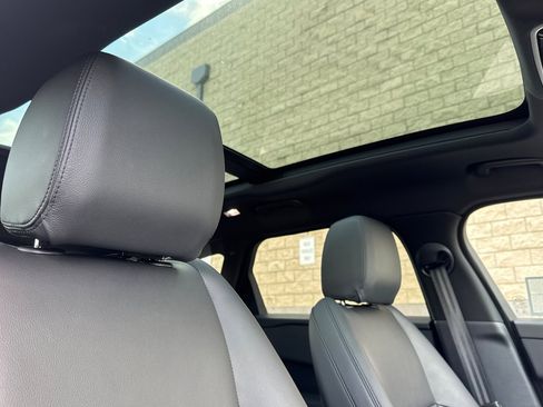 Certified 2025 Land Rover Range Rover Velar Dynamic SE image 18